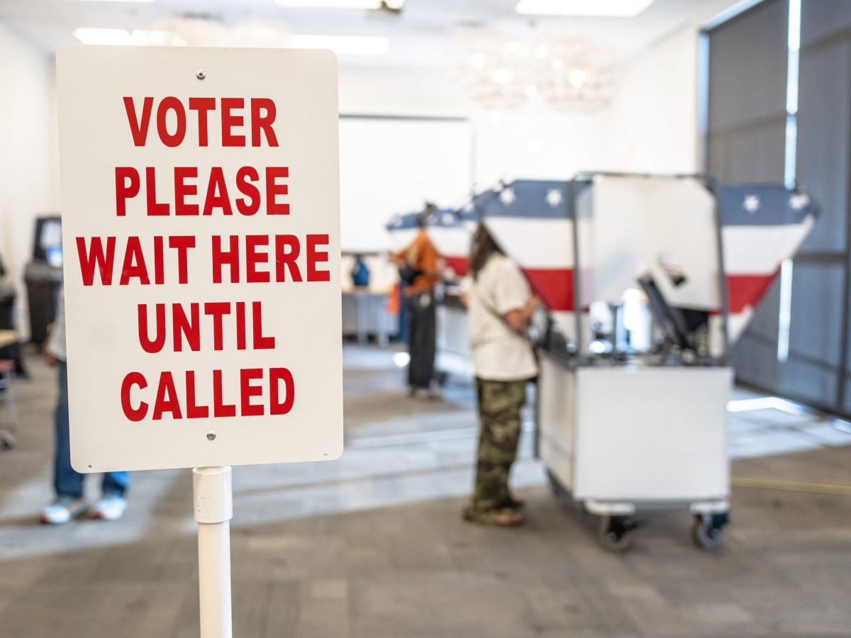 Casa Azafrán Provides Early Voters in Nashville with Spanish Language Assistance